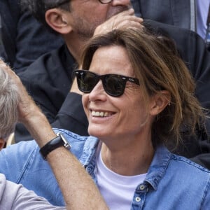 Denis Brogniart et sa femme Hortense - Célébrités dans les tribunes des internationaux de France de Roland Garros à Paris le 30 mai 2022. © Cyril Moreau - Dominique Jacovides/Bestimage 