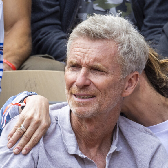 Denis Brogniart et sa femme Hortense - Célébrités dans les tribunes des internationaux de France de Roland Garros à Paris le 30 mai 2022. © Cyril Moreau - Dominique Jacovides/Bestimage 