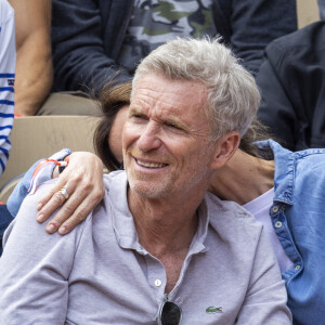 Denis Brogniart et sa femme Hortense - Célébrités dans les tribunes des internationaux de France de Roland Garros à Paris le 30 mai 2022. © Cyril Moreau - Dominique Jacovides/Bestimage 