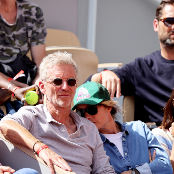 Denis Brogniart et sa femme Hortense - Célébrités dans les tribunes des internationaux de France de Roland Garros à Paris le 30 mai 2022. © Cyril Moreau - Dominique Jacovides/Bestimage 