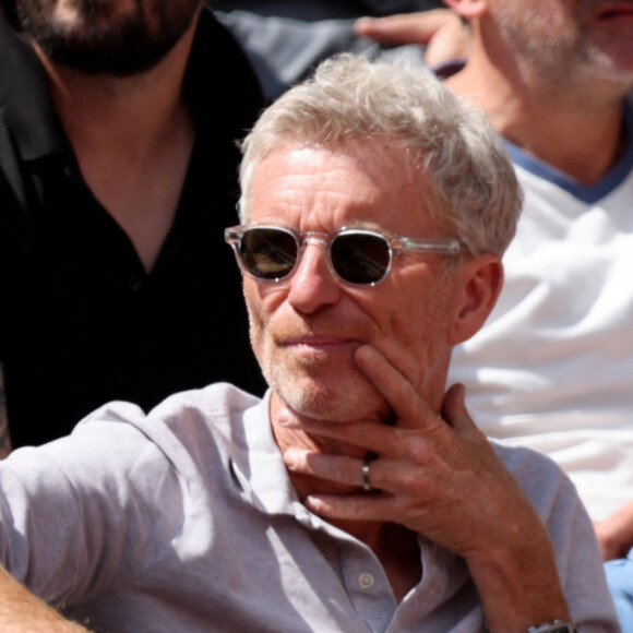 Denis Brogniart et sa femme Hortense - Célébrités dans les tribunes des internationaux de France de Roland Garros à Paris le 30 mai 2022. © Cyril Moreau - Dominique Jacovides/Bestimage 