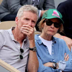 Denis Brogniart et sa femme Hortense - Célébrités dans les tribunes des internationaux de France de Roland Garros à Paris le 30 mai 2022. © Cyril Moreau - Dominique Jacovides/Bestimage 