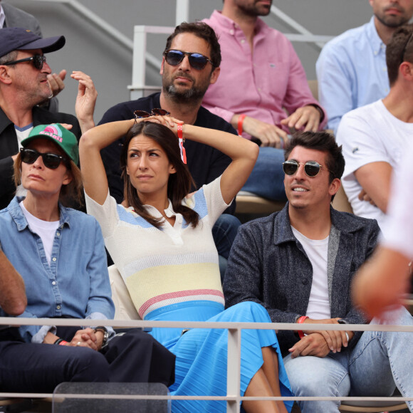 Lionel Abelanski, Denis Brogniart et sa femme Hortense, Hélène Mannarino et un ami - Célébrités dans les tribunes des internationaux de France de Roland Garros à Paris le 30 mai 2022. © Cyril Moreau - Dominique Jacovides/Bestimage 