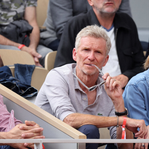 Denis Brogniart et sa femme Hortense - Célébrités dans les tribunes des internationaux de France de Roland Garros à Paris le 30 mai 2022. © Cyril Moreau - Dominique Jacovides/Bestimage 