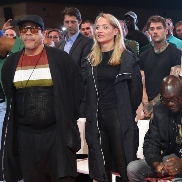 JoeyStarr et une amie - Championnat du Monde de Kickboxing entre le Français Cyril.Benzaquen et le Roumain Florin.Lambagiu au Grand Palais Ephémère à Paris le 31 Mai 2022. Cyril Benzaquen a conservé son titre sur décision unanime des juges. © Bertrand Rindoff / Bestimage