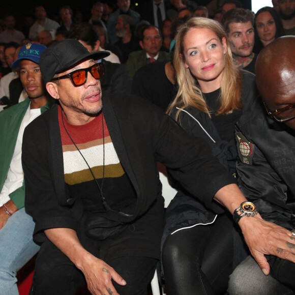 JoeyStarr et une amie - Championnat du Monde de Kickboxing entre le Français Cyril.Benzaquen et le Roumain Florin.Lambagiu au Grand Palais Ephémère à Paris le 31 Mai 2022. Cyril Benzaquen a conservé son titre sur décision unanime des juges. © Bertrand Rindoff / Bestimage