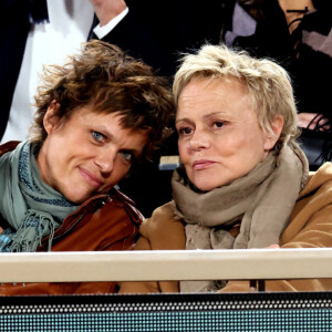 Muriel Robin et sa femme Anne Le Nen - Célébrités dans les tribunes des internationaux de France de Roland Garros à Paris. © Cyril Moreau - Dominique Jacovides/Bestimage 