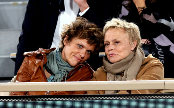Muriel Robin et sa femme Anne Le Nen - Célébrités dans les tribunes des internationaux de France de Roland Garros à Paris. © Cyril Moreau - Dominique Jacovides/Bestimage 