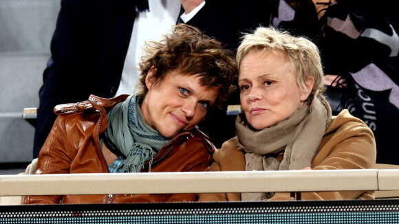 Roland Garros 2022 : Muriel Robin et sa femme Anne Le Nen, câlines et complices pour un match d'anthologie