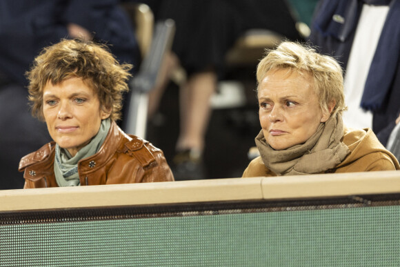 Muriel Robin et sa femme Anne Le Nen - Célébrités dans les tribunes des internationaux de France de Roland Garros à Paris le 31 mai 2022. © Cyril Moreau - Dominique Jacovides/Bestimage 