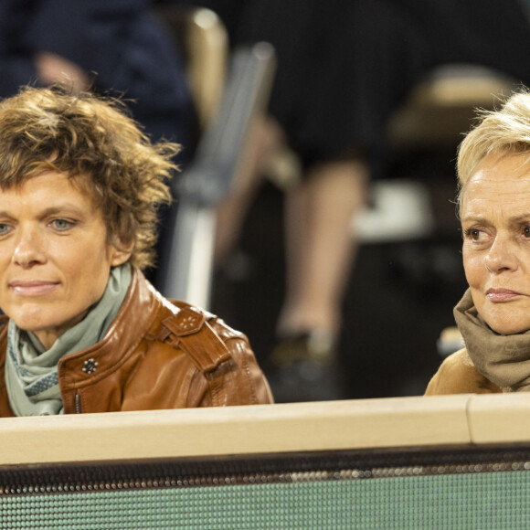 Muriel Robin et sa femme Anne Le Nen - Célébrités dans les tribunes des internationaux de France de Roland Garros à Paris le 31 mai 2022. © Cyril Moreau - Dominique Jacovides/Bestimage 