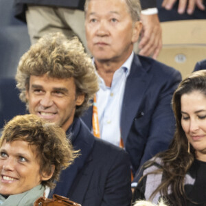 Gilles Moretton, Thomas Pesquet, Muriel Robin et sa femme Anne Le Nen, Gustavo Kuerten et sa femme Mariana Soncini - Célébrités dans les tribunes des internationaux de France de Roland Garros à Paris le 31 mai 2022. © Cyril Moreau - Dominique Jacovides/Bestimage 