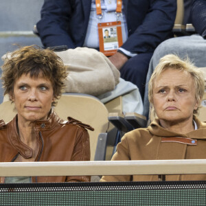 Muriel Robin et sa femme Anne Le Nen - Célébrités dans les tribunes des internationaux de France de Roland Garros à Paris le 31 mai 2022. © Cyril Moreau - Dominique Jacovides/Bestimage 