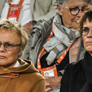 Muriel Robin et sa femme Anne Le Nen en tribune lors des internationaux de France Roland Garros à Paris, France, le 25 mai 2022. © Matthieu Mirville/Zuma Press/Bestimage 