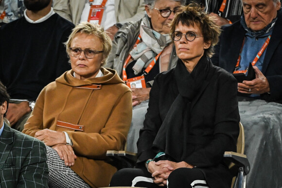 Muriel Robin et sa femme Anne Le Nen en tribune lors des internationaux de France Roland Garros à Paris, France, le 25 mai 2022. © Matthieu Mirville/Zuma Press/Bestimage 