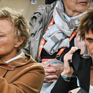 Muriel Robin et sa femme Anne Le Nen en tribune lors des internationaux de France Roland Garros à Paris, France, le 25 mai 2022. © Matthieu Mirville/Zuma Press/Bestimage 