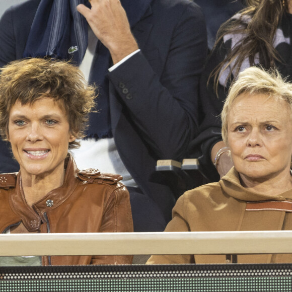 Muriel Robin et sa femme Anne Le Nen - Célébrités dans les tribunes des internationaux de France de Roland Garros à Paris le 31 mai 2022. © Cyril Moreau - Dominique Jacovides/Bestimage 