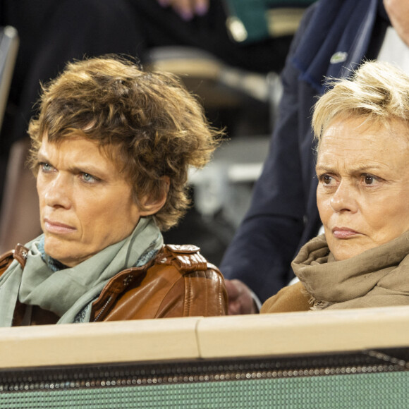Muriel Robin et sa femme Anne Le Nen - Célébrités dans les tribunes des internationaux de France de Roland Garros à Paris le 31 mai 2022. © Cyril Moreau - Dominique Jacovides/Bestimage 