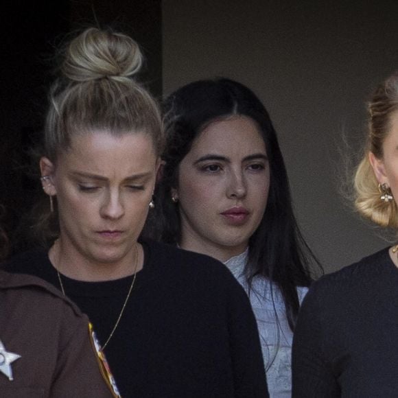 Amber Heard, accompagnée de sa soeur Whitney, sort du tribunal, alors que le verdict du procès en diffamation qui l'oppose à Johnny Depp est tombé. Fairfax, le 1er juin 2022. L'actrice, qui s'était décrite comme une victime de violences conjugales dans une tribune publiée en 2018 par le " Washington Post ", a été condamnée à verser quinze millions de dollars de dommages et intérêts à Johnny Depp pour diffamation. 