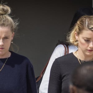 Amber Heard, accompagnée de sa soeur Whitney, sort du tribunal, alors que le verdict du procès en diffamation qui l'oppose à Johnny Depp est tombé. Fairfax, le 1er juin 2022.