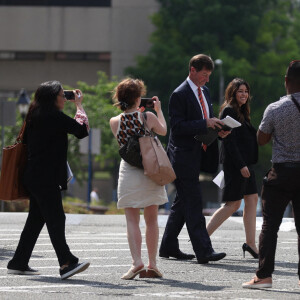 Les avocats de Johnny Depp, Camille Vasquez et Ben Chew, à la sortie du tribunal de Fairfax, après l'annonce du verdict du procès en diffamation contre Amber Heard. Le 1er juin 2022  Fairfax, VA