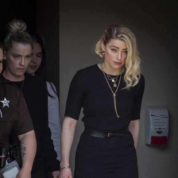 Amber Heard, accompagnée de sa soeur Whitney, sort du tribunal, alors que le verdict du procès en diffamation qui l'oppose à Johnny Depp est tombé. Fairfax, le 1er juin 2022.