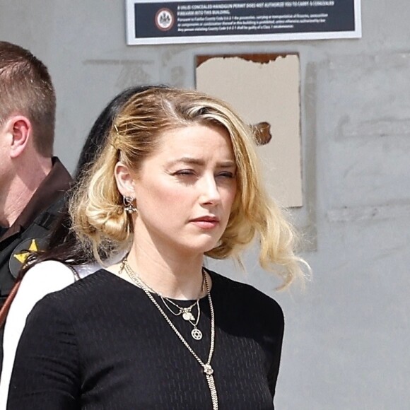 Amber Heard, accompagnée de sa soeur Whitney, sort du tribunal, alors que le verdict du procès en diffamation qui l'oppose à Johnny Depp est tombé. Fairfax, le 1er juin 2022.