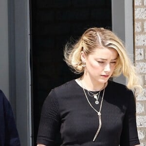 Amber Heard, accompagnée de sa soeur Whitney, sort du tribunal, alors que le verdict du procès en diffamation qui l'oppose à Johnny Depp est tombé. Fairfax, le 1er juin 2022.