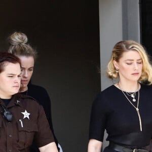 Amber Heard, accompagnée de sa soeur Whitney, sort du tribunal, alors que le verdict du procès en diffamation qui l'oppose à Johnny Depp est tombé. Fairfax, le 1er juin 2022.