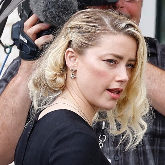 Amber Heard sort du tribunal, alors que le verdict du procès en diffamation qui l'oppose à Johnny Depp est tombé. Fairfax, le 1er juin 2022.