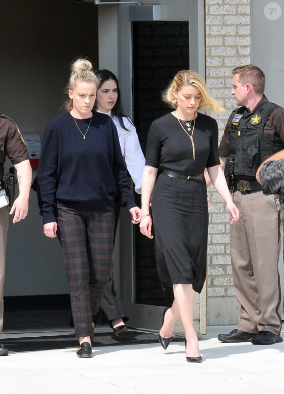 Amber Heard sort du tribunal après le verdict du procès en diffamation qui l'oppose à Johnny Depp à Fairfax le 1er juin 2022.