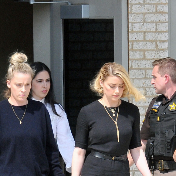 Amber Heard sort du tribunal après le verdict du procès en diffamation qui l'oppose à Johnny Depp à Fairfax le 1er juin 2022.
