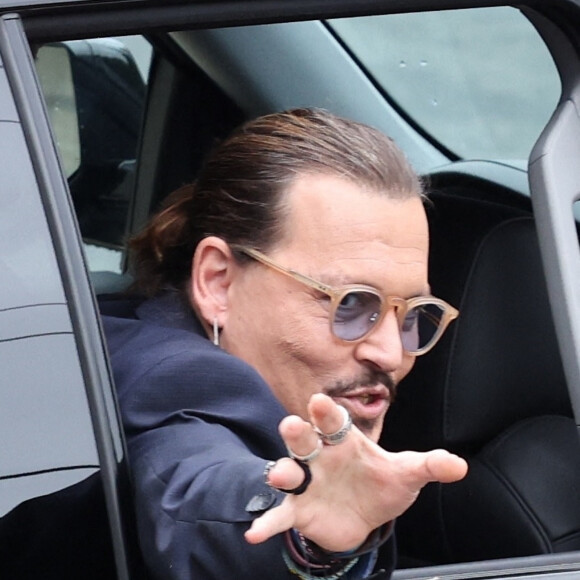 Johnny Depp rentre chez lui pour le week-end après une autre longue journée lors de son procès contre son ex au palais de justice de Fairfax, Virginie, Etats-Unis, le 27 mai 2022. 