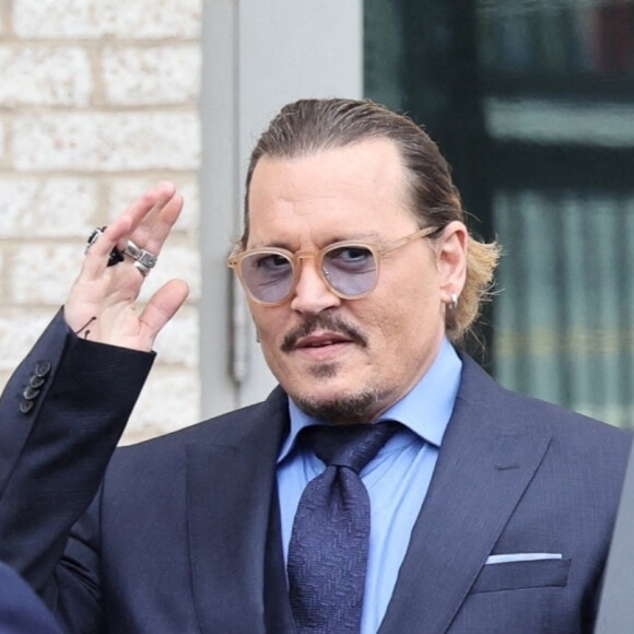 Johnny Depp rentre chez lui pour le week-end après une autre longue journée lors de son procès contre son ex au palais de justice de Fairfax, Virginie, Etats-Unis, le 27 mai 2022. 