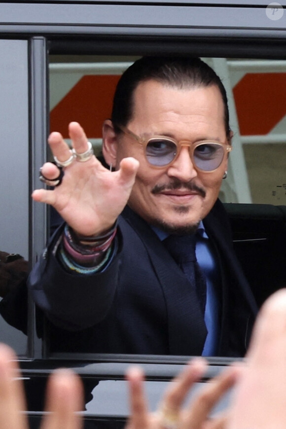Johnny Depp rentre chez lui pour le week-end après une autre longue journée lors de son procès contre son ex au palais de justice de Fairfax, Virginie, Etats-Unis, le 27 mai 2022.  Johnny Depp heads home for the weekend after another long day at the courthouse in Fairfax. 
