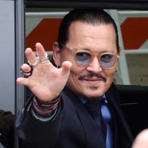 Johnny Depp rentre chez lui pour le week-end après une autre longue journée lors de son procès contre son ex au palais de justice de Fairfax, Virginie, Etats-Unis, le 27 mai 2022.  Johnny Depp heads home for the weekend after another long day at the courthouse in Fairfax. 