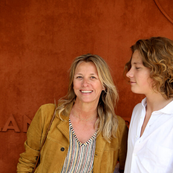 Sarah Poniatowski et son fils Roman - Personnalités au village (jour 11) lors des Internationaux de France de Tennis de Roland Garros à Paris. Le 1er juin 2022 © Dominique Jacovides / Bestimage 