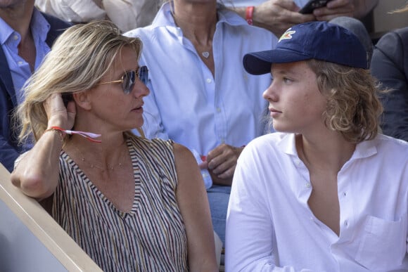 Sarah Poniatowski et son fils Roman dans les tribunes des internationaux de France de Roland Garros à Paris le 1er juin 2022. © Cyril Moreau - Dominique Jacovides/Bestimage 