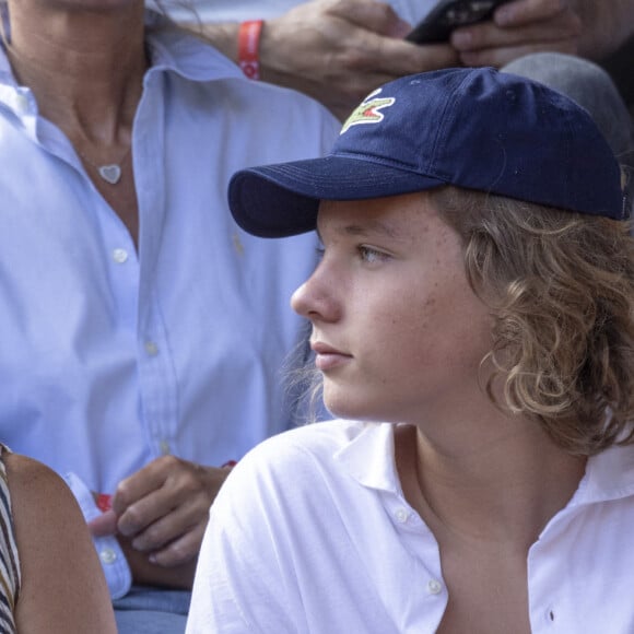 Sarah Poniatowski et son fils Roman dans les tribunes des internationaux de France de Roland Garros à Paris le 1er juin 2022. © Cyril Moreau - Dominique Jacovides/Bestimage 