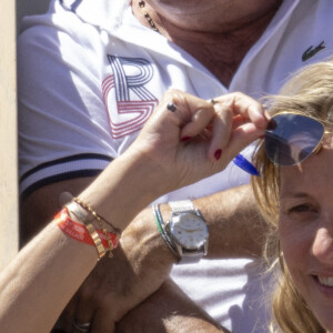 Sarah Poniatowski et son fils Roman dans les tribunes des internationaux de France de Roland Garros à Paris le 1er juin 2022. © Cyril Moreau - Dominique Jacovides/Bestimage 