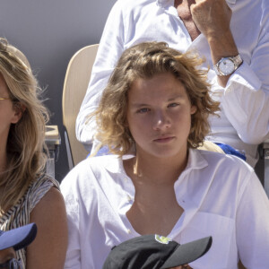 Sarah Poniatowski et son fils Roman dans les tribunes des internationaux de France de Roland Garros à Paris le 1er juin 2022. © Cyril Moreau - Dominique Jacovides/Bestimage 