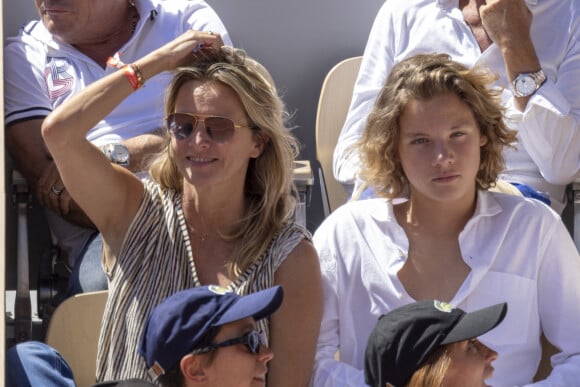 Sarah Poniatowski et son fils Roman dans les tribunes des internationaux de France de Roland Garros à Paris le 1er juin 2022. © Cyril Moreau - Dominique Jacovides/Bestimage 