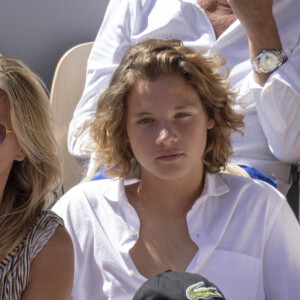 Sarah Poniatowski et son fils Roman dans les tribunes des internationaux de France de Roland Garros à Paris le 1er juin 2022. © Cyril Moreau - Dominique Jacovides/Bestimage 