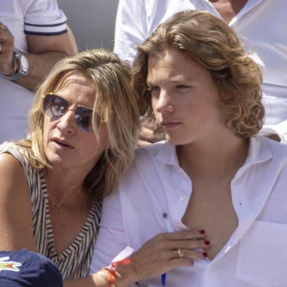 Sarah Poniatowski et son fils Roman dans les tribunes des internationaux de France de Roland Garros à Paris le 1er juin 2022. © Cyril Moreau - Dominique Jacovides/Bestimage 