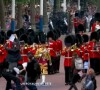 Des manifestants débarquent pendant la parade à l'occasion du jubilé de platine d'Elizabeth II à Londres.