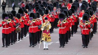 Jubilé d'Elizabeth II : Des manifestants déboulent en pleine parade, arrestations musclées !