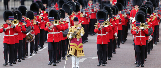 Jubilee of Elizabeth II: Protesters fall in full parade, muscle arrests!
