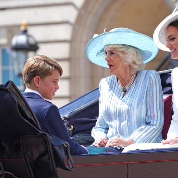 Le prince George, Camilla Parker Bowles, duchesse de Cornouailles, Catherine Kate Middleton, duchesse de Cambridge - Les membres de la famille royale lors de la parade militaire "Trooping the Colour" dans le cadre de la célébration du jubilé de platine (70 ans de règne) de la reine Elizabeth II à Londres, le 2 juin 2022.  Prince George, the Duchess of Cornwall and the Duchess of Cambridge (right) leave Buckingham Palace for the Trooping the Colour ceremony at Horse Guards Parade, central London, as the Queen celebrates her official birthday, on day one of the Platinum Jubilee celebrations. Picture date: Thursday June 2, 2022. 