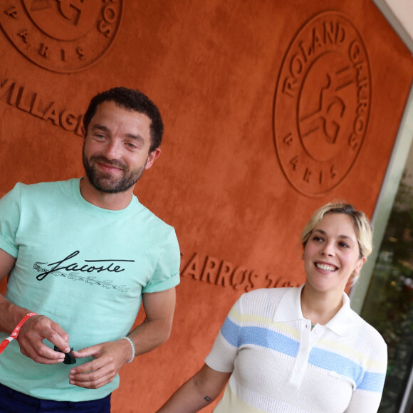 Alysson Paradis (enceinte) et son compagnon Guillaume Gouix au village (jour 12) lors des Internationaux de France de Tennis de Roland Garros 2022 à Paris, France, le 2 juin 2022. © Dominique Jacovides/Bestimage 