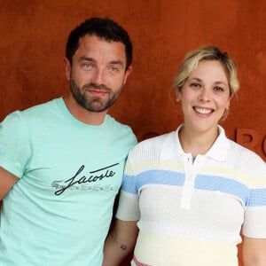 Alysson Paradis (enceinte) et son compagnon Guillaume Gouix lors des Internationaux de France de Tennis de Roland Garros © Dominique Jacovides/Bestimage 